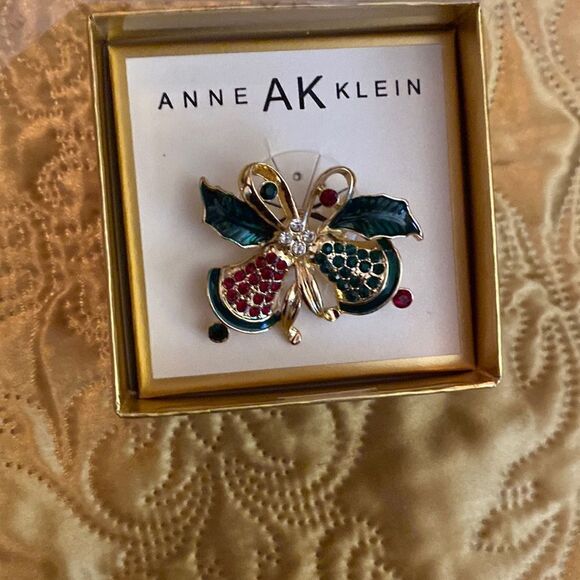 Anne Klein Gold Tone Red & Green Rhinestone Bells & Holly Brooch Pin - Picture 1 of 3